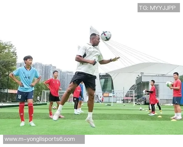 足球是梦追逐的旅程在绿茵场上绽放青春的光芒与希望